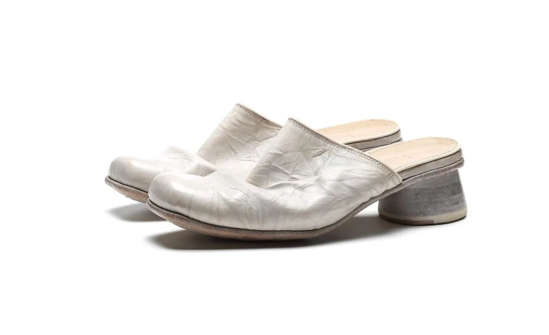 White Hand Gripped Leather Slippers